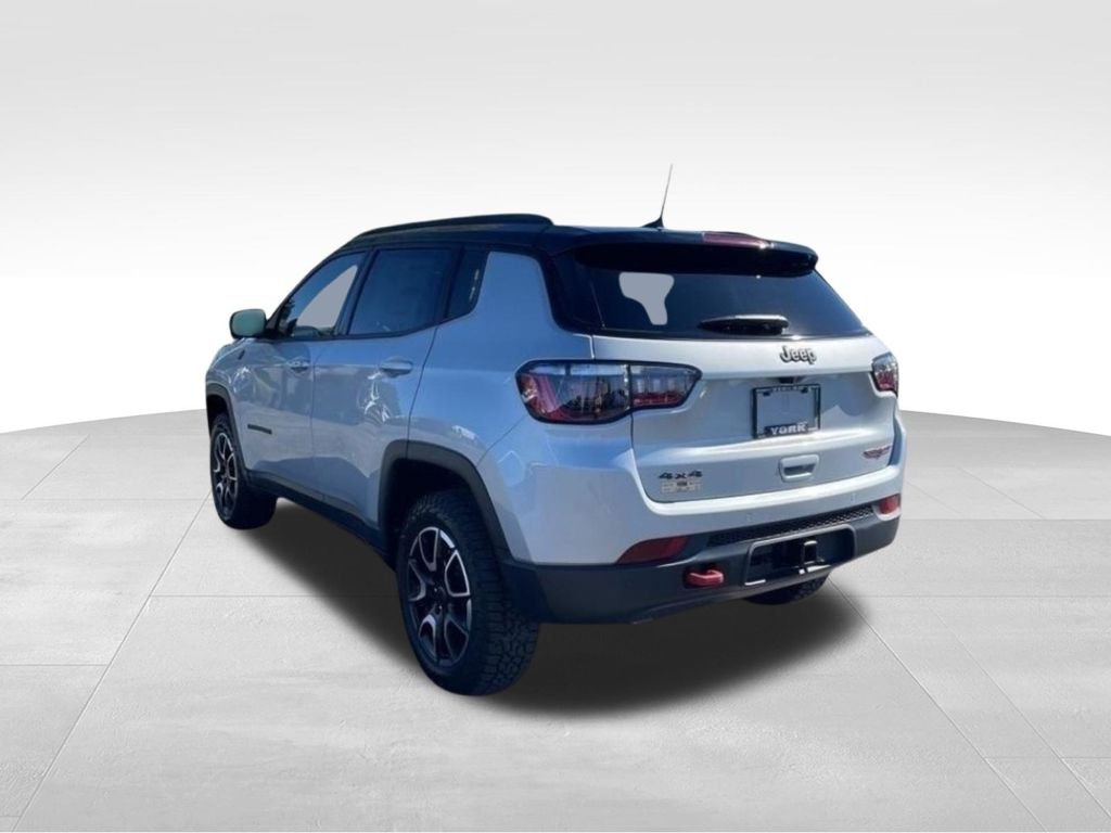 New 2026 Silver Zynith Metallic Clear-Coat Exterior Paint Jeep Trailhawk image 3