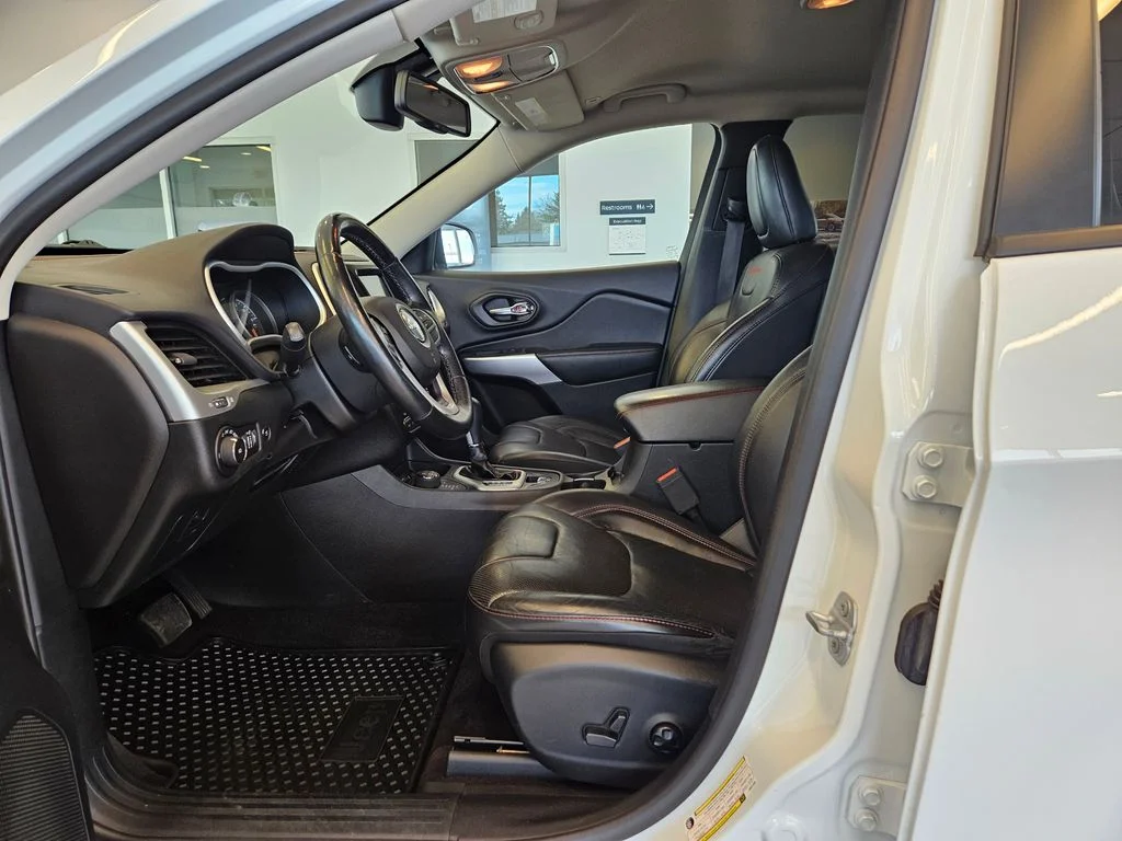 Used 2018 White Jeep Trailhawk image 15