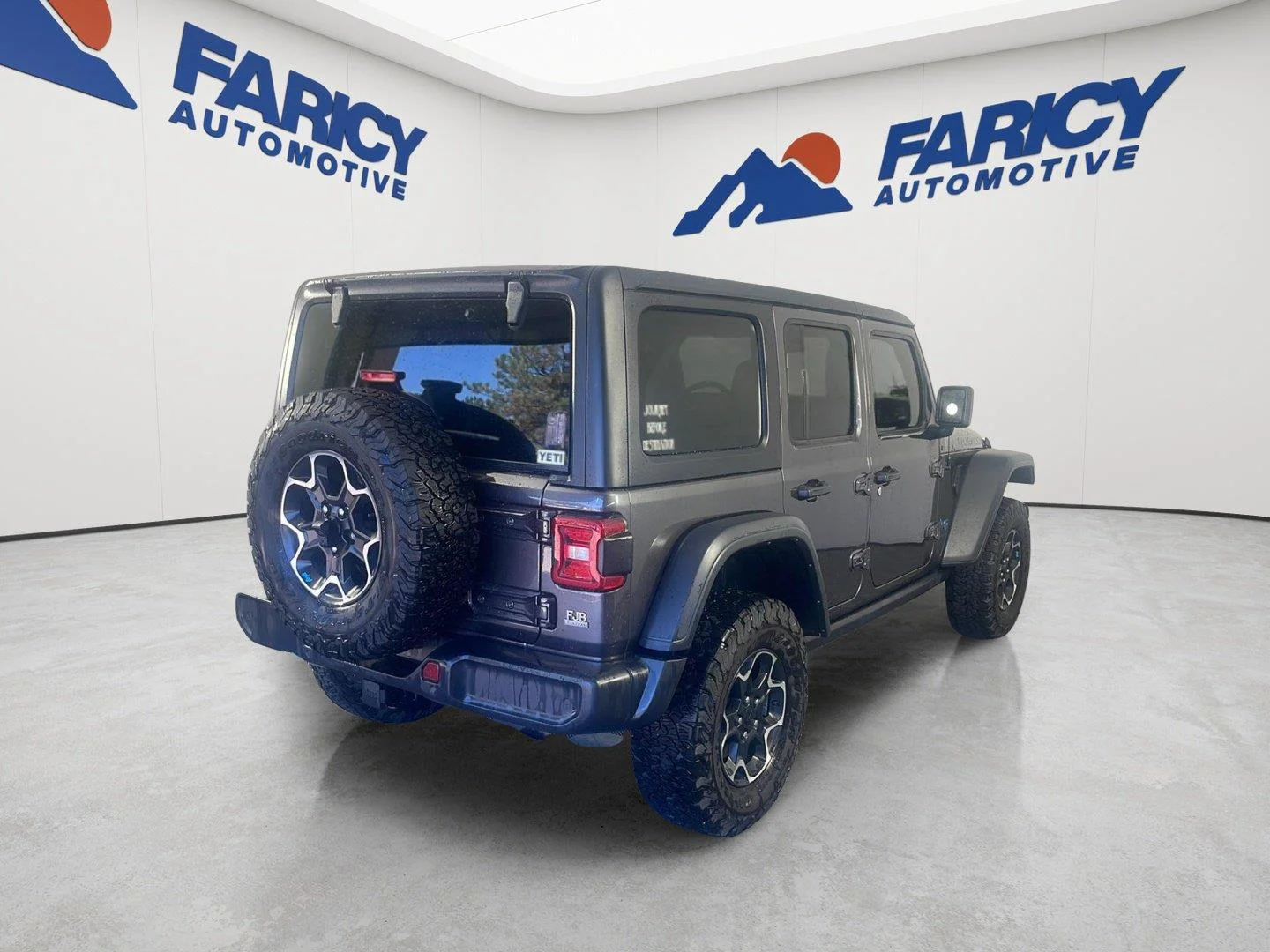 Used 2023 Granite Crystal Metallic Clearcoat Jeep Rubicon image 7