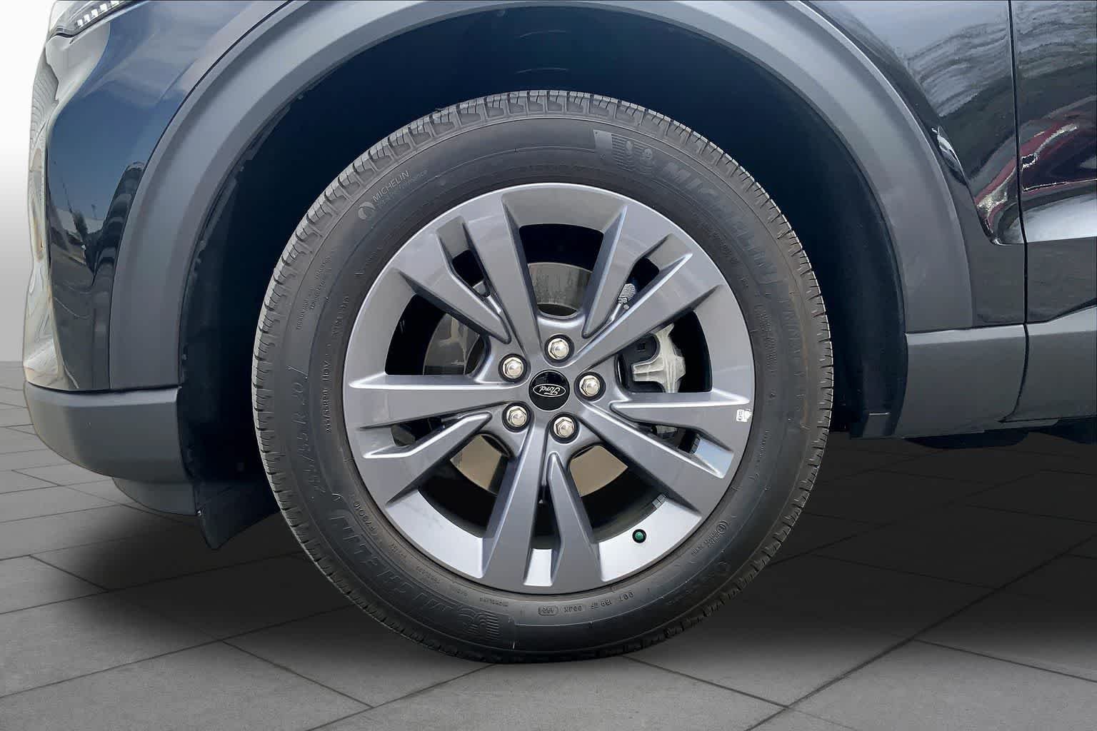Used 2025 Agate Black Metallic Ford Active image 9