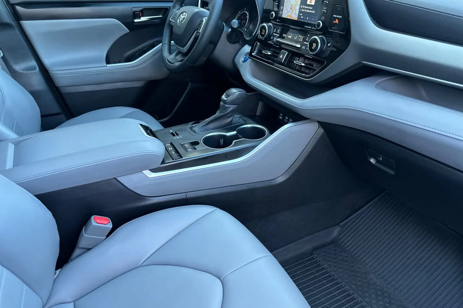 Used 2022 Moon Dust Toyota Hybrid XLE image 18