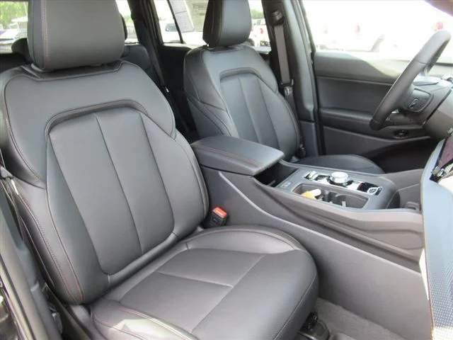 New 2026 Diamond Black Crystal Pearl-Coat Exterior Paint Jeep Limited image 9
