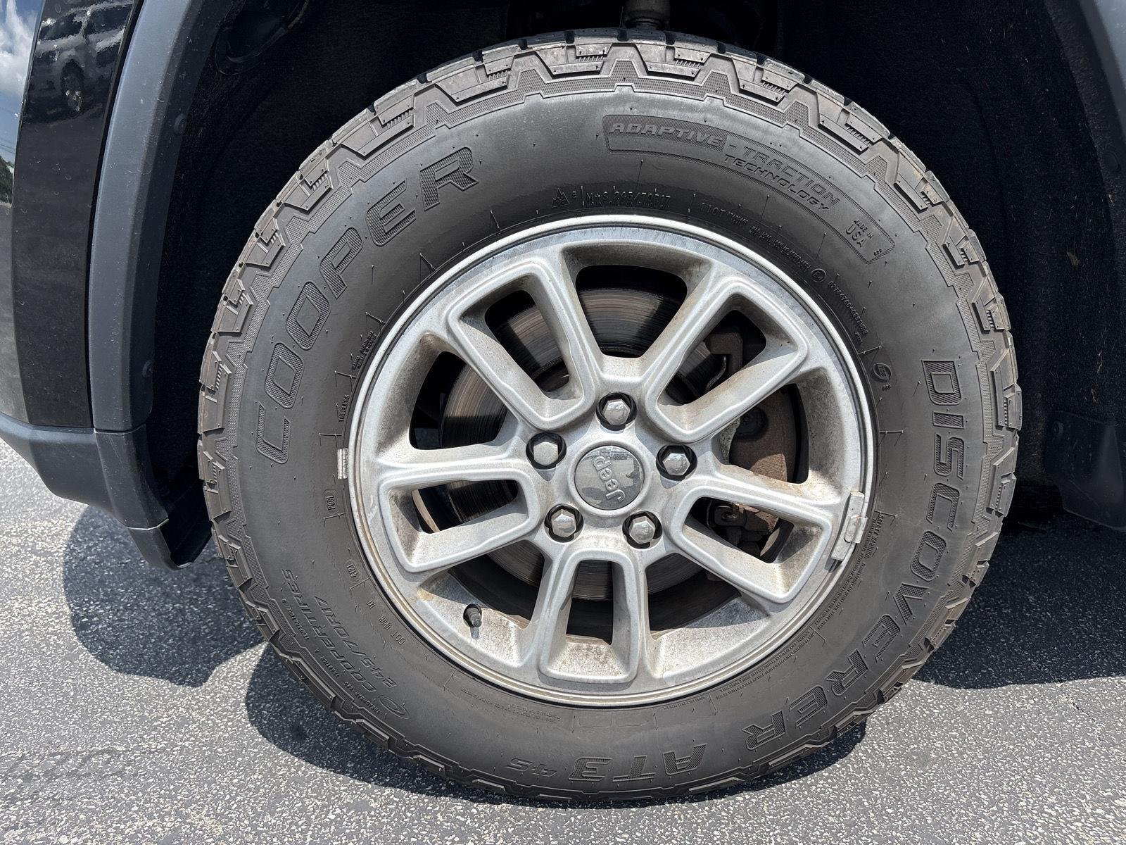 Used 2020 Diamond Black Crystal Pearl Jeep Laredo image 4