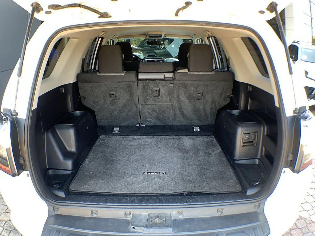 Used 2016 Super White Toyota SR5 image 22