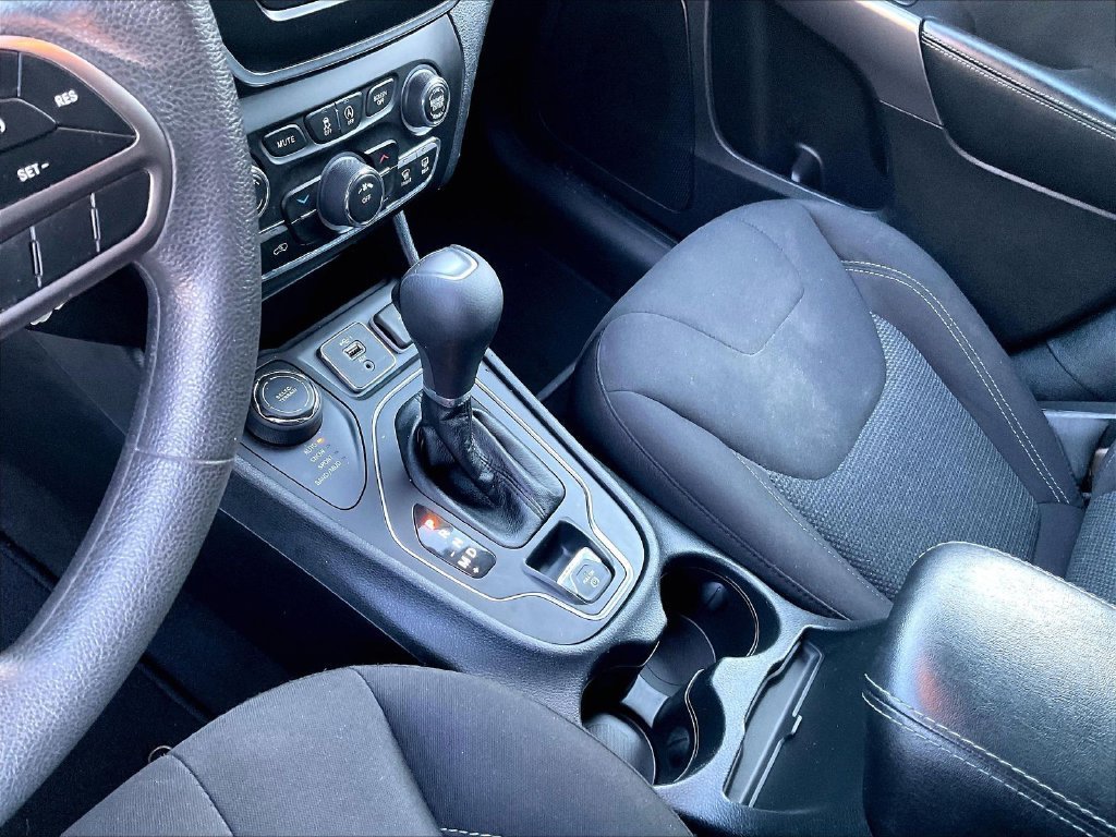 Used 2021 White Jeep Latitude image 20
