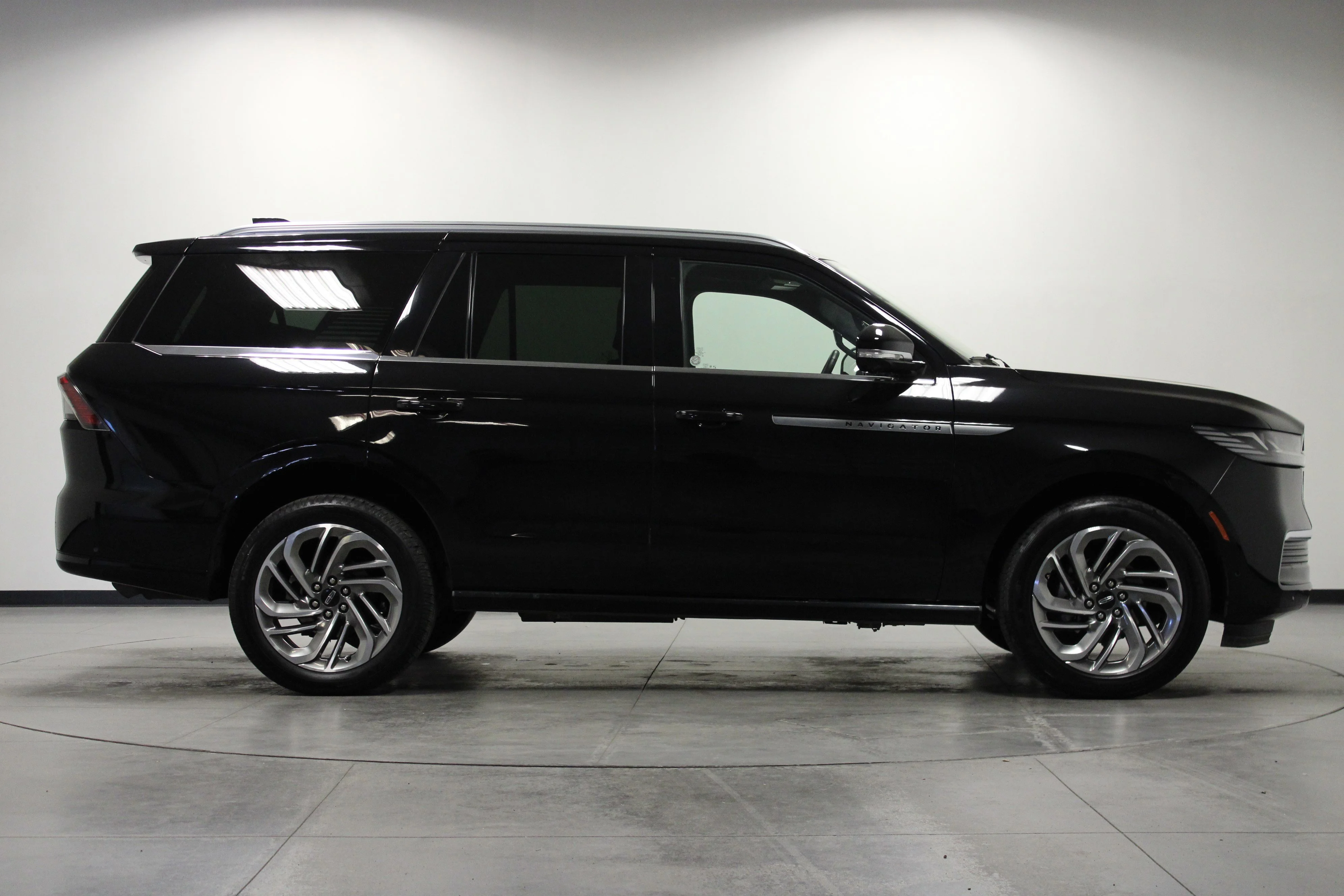 Used 2025 Infinite Black Metallic Clearcoat Lincoln Reserve image 3