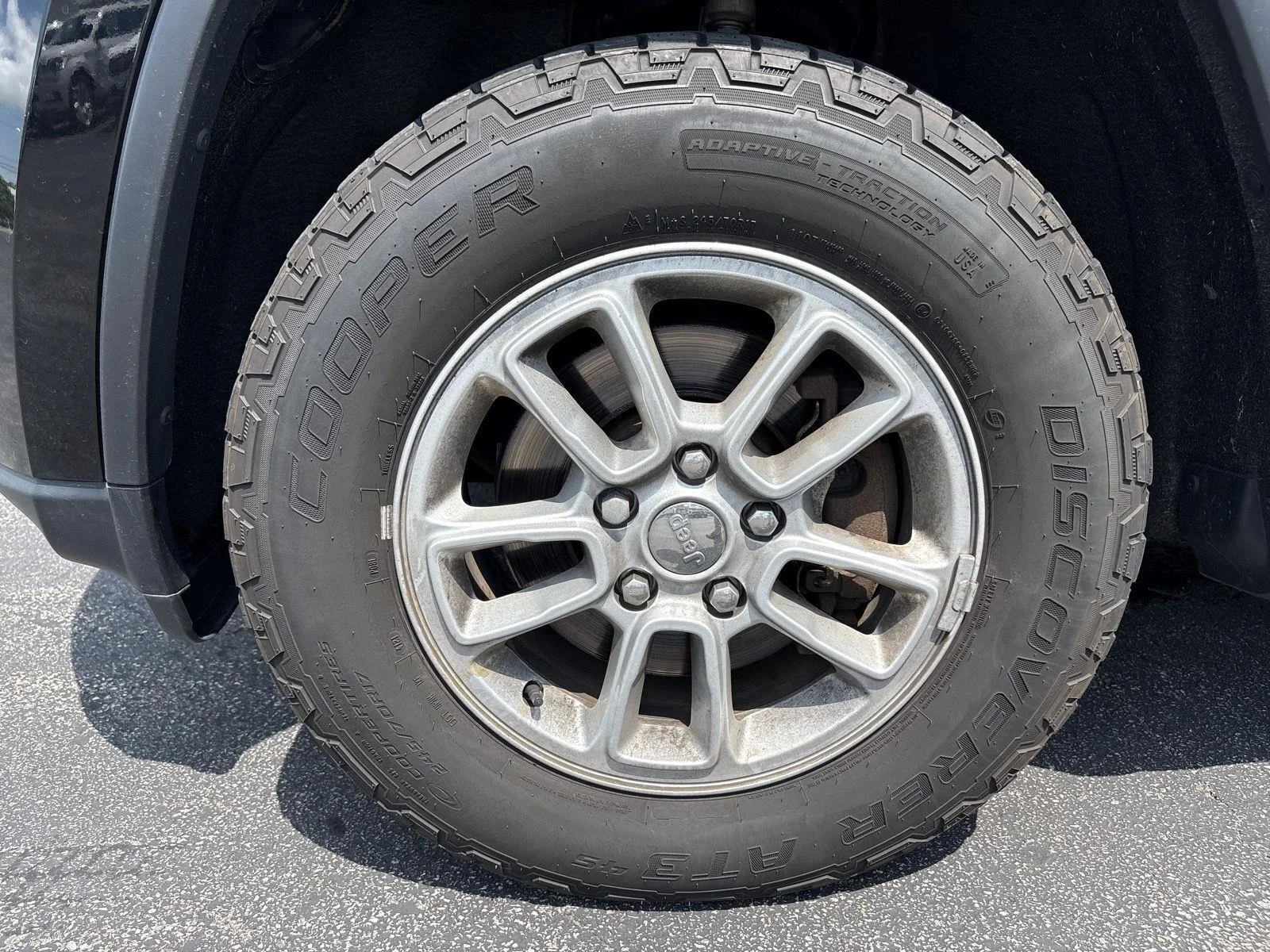 Used 2020 Diamond Black Crystal Pearl Jeep Laredo image 4
