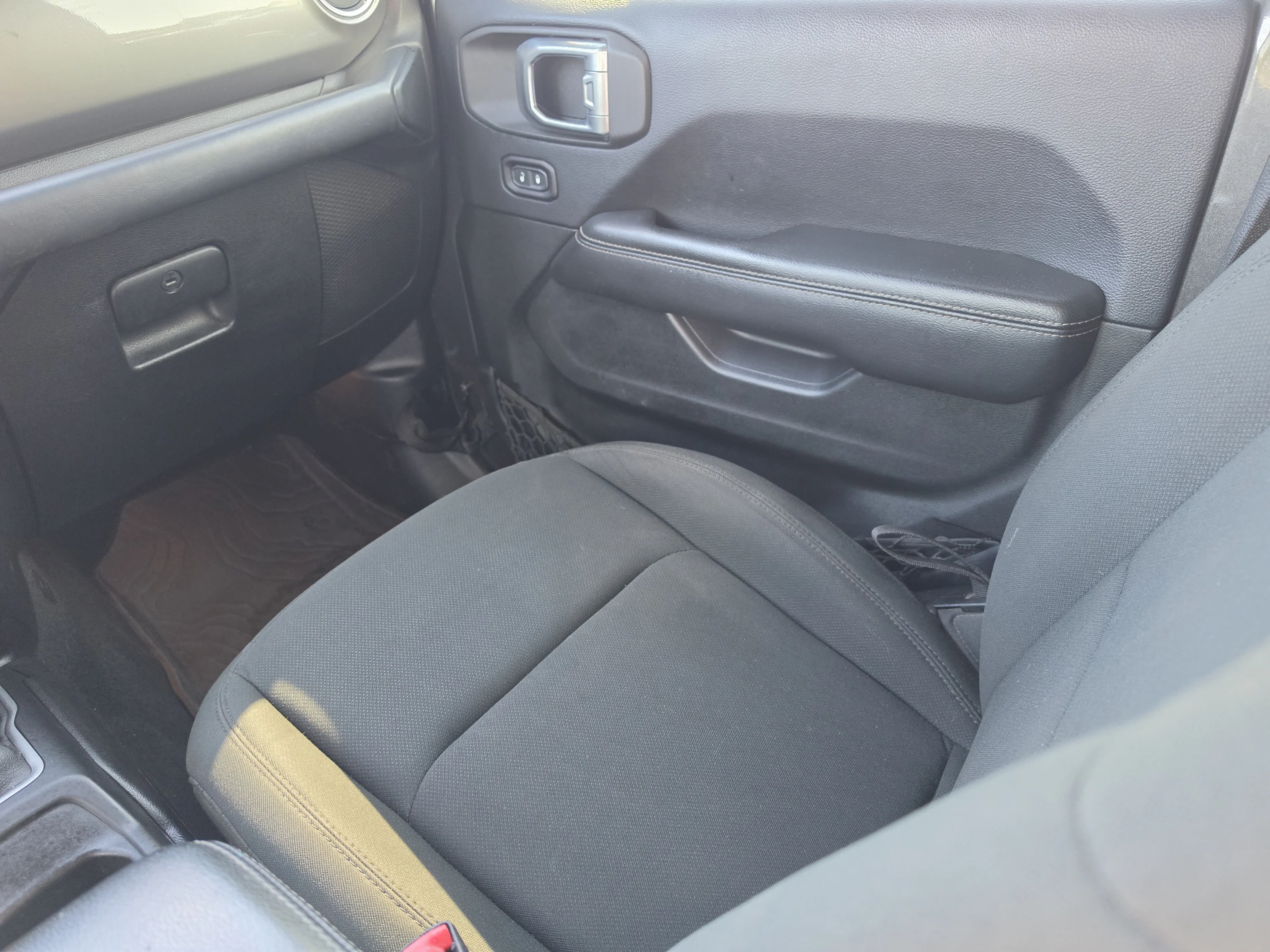 Used 2018 Granite Crystal Metallic Clearcoat Jeep Sahara image 22