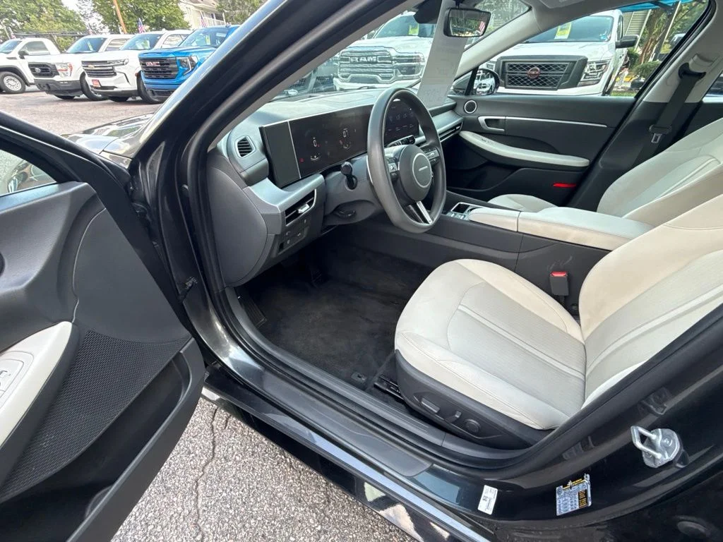 Used 2025 Gray Hyundai SEL image 14