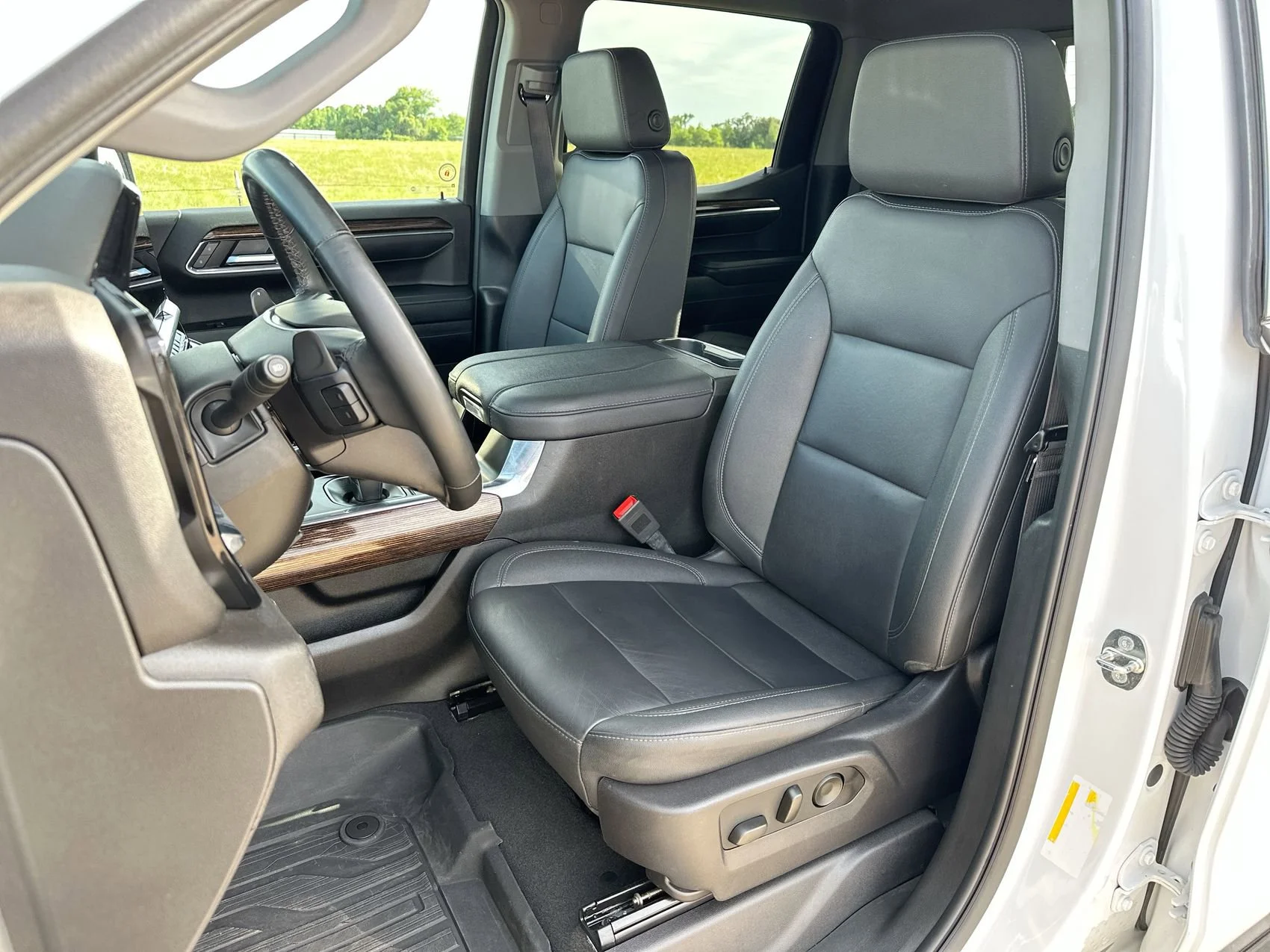 Used 2024 Summit White GMC Elevation image 11