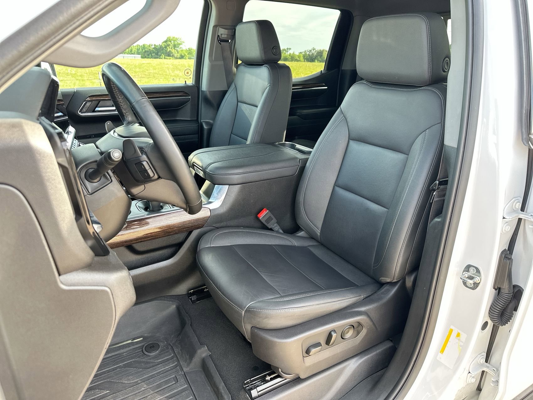 Used 2024 Summit White GMC Elevation image 11