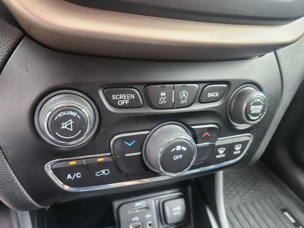 Used 2015 Black Jeep Latitude image 17