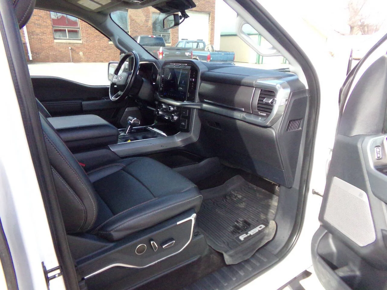 Used 2021 Oxford White Ford Lariat 4x4 4dr SuperCrew 5.5 ft. SB image 6