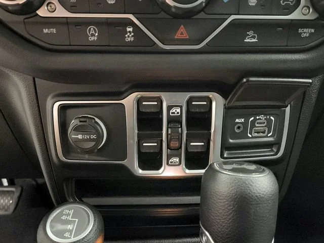 Used 2025 Bright White Cl Jeep Sahara image 28