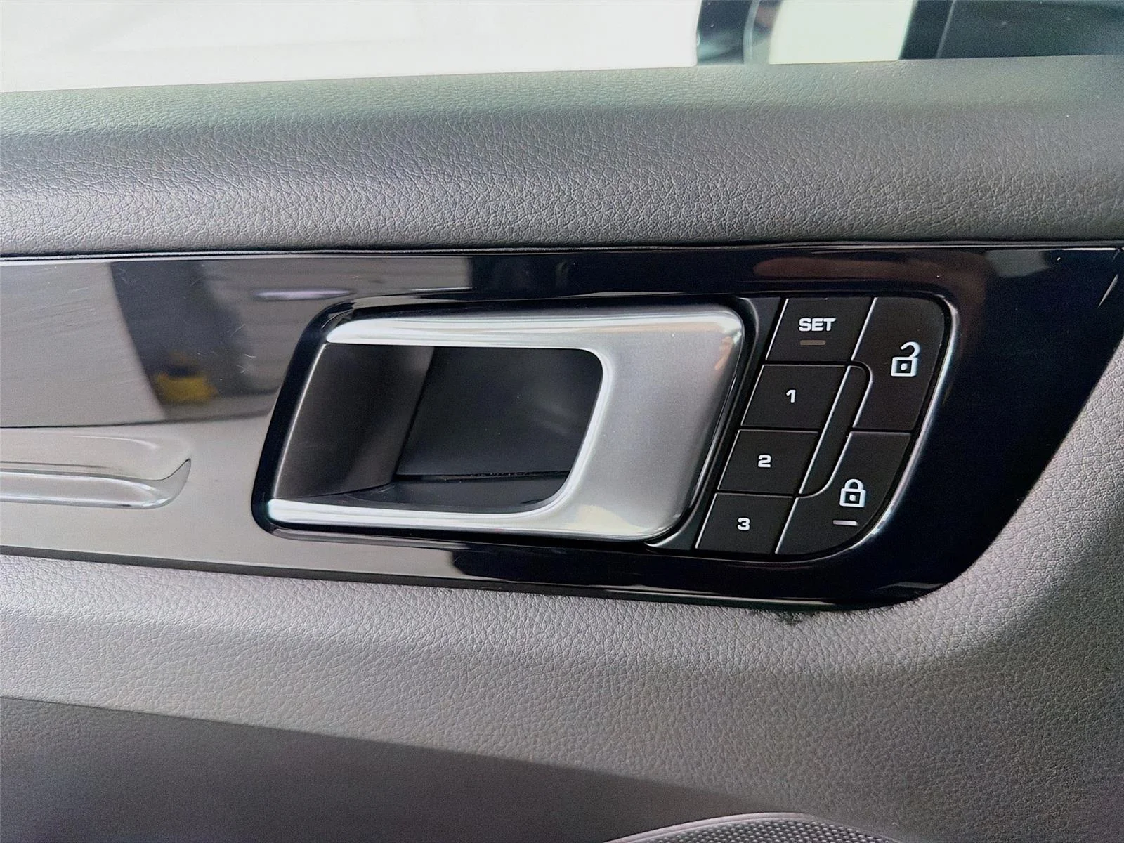 Used 2023  Porsche Base image 7