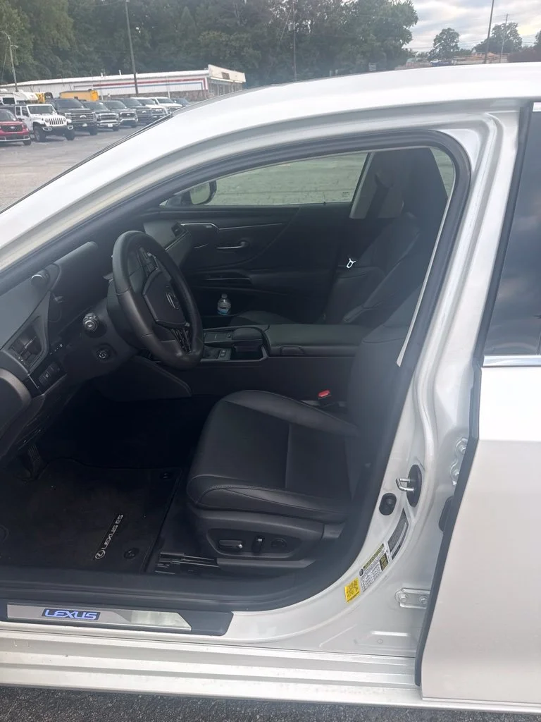 Used 2022 White Lexus 300h image 5