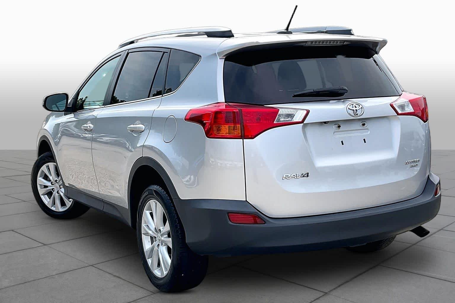 Used 2015 Classic Silver Metallic Toyota Limited image 12