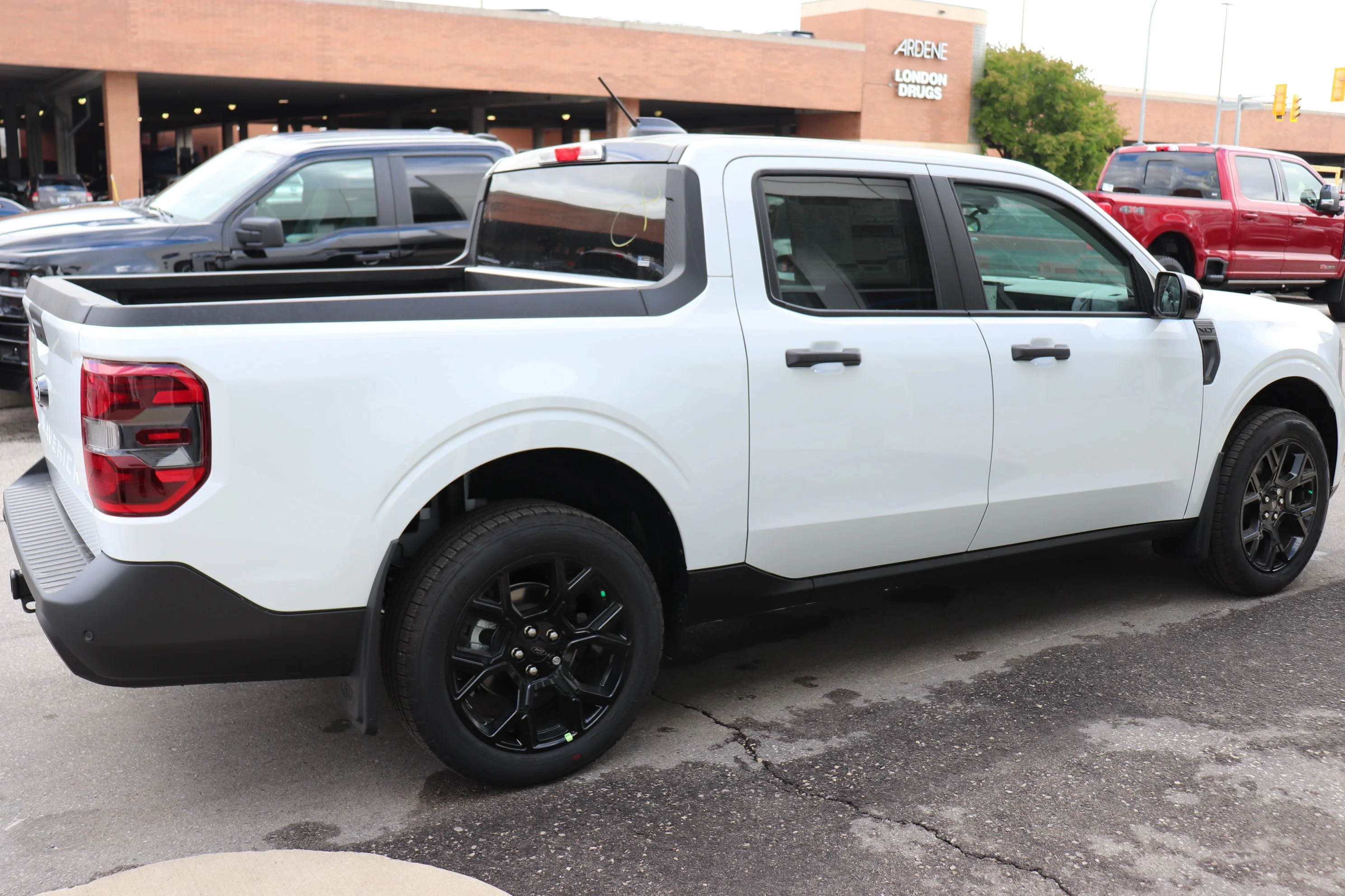 New 2026 OXFORD WHITE Ford XLT image 4