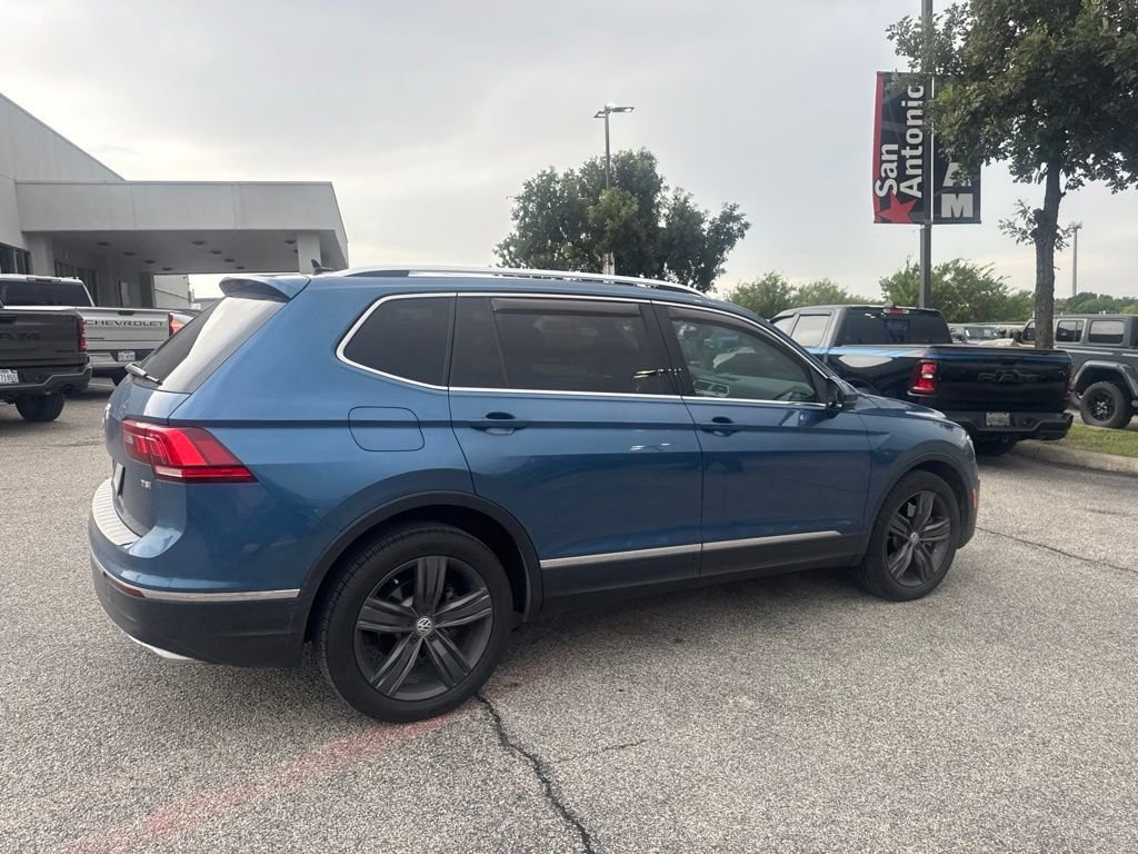 Used 2018 Blue Volkswagen 2.0T SEL Premium image 23