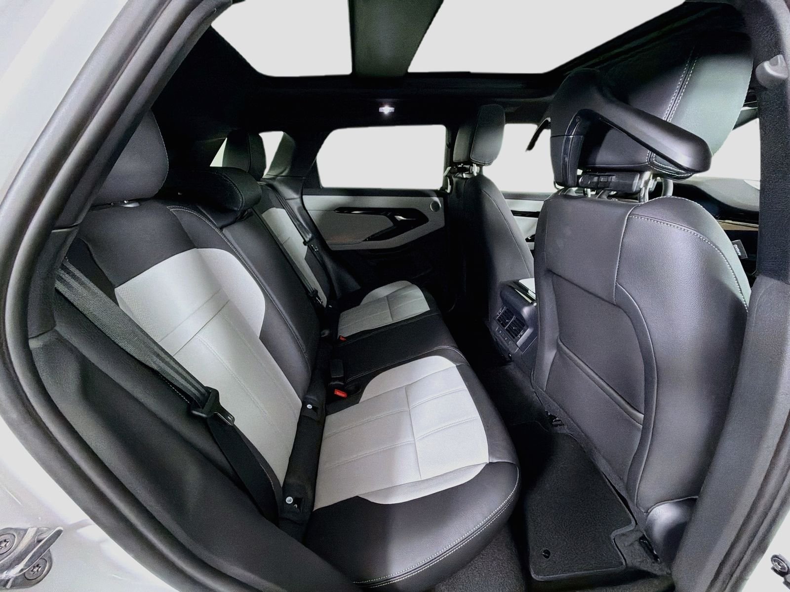 New 2026 Fuji White Land Rover Hoxton Edition image 31
