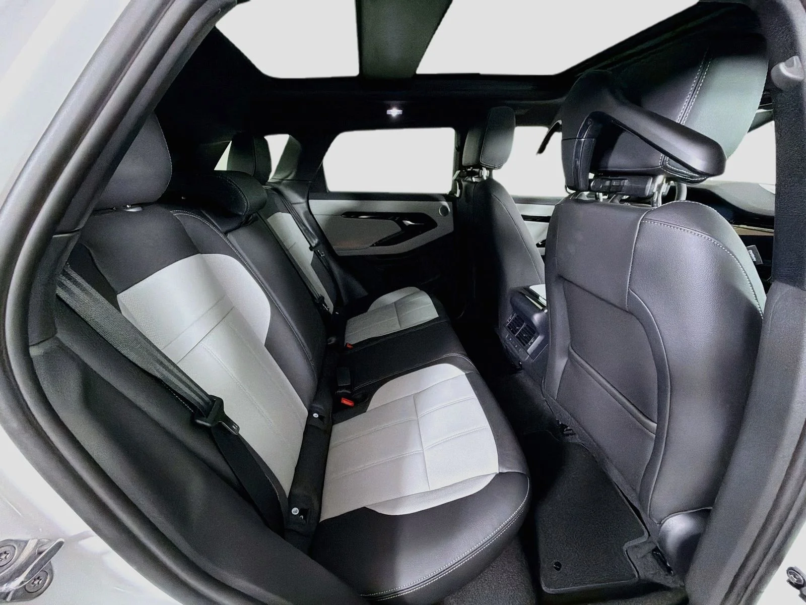 New 2026 Fuji White Land Rover Hoxton Edition image 31