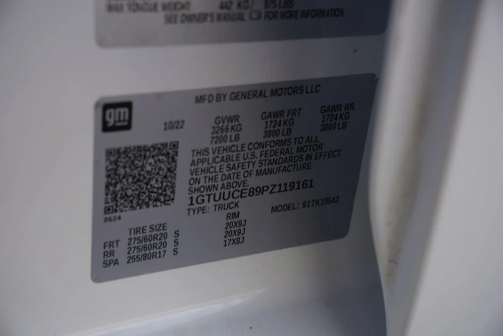 Used 2023 White GMC Elevation image 7