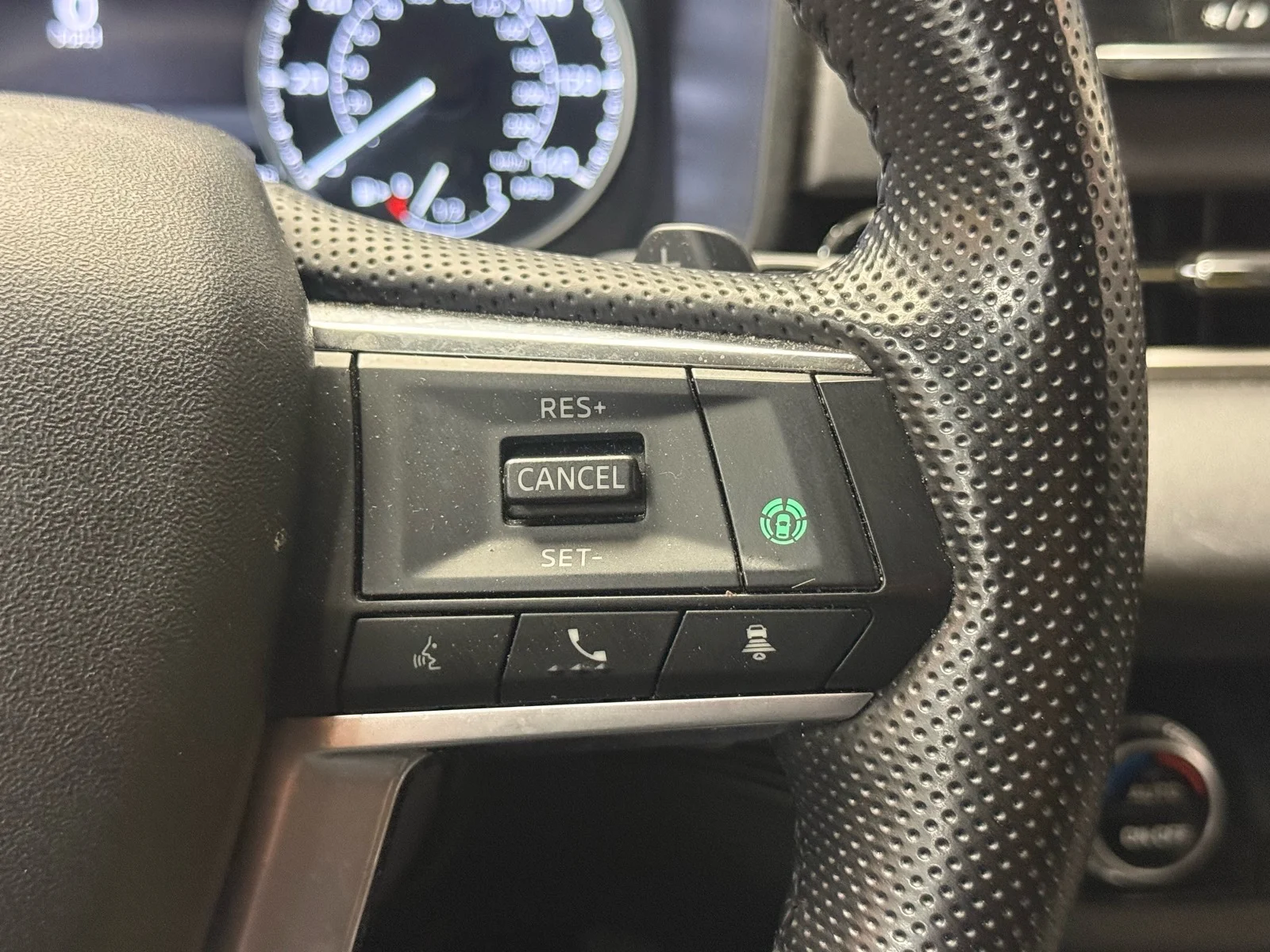 Used 2024 Graphite Gray Metallic (u28) Mitsubishi SE image 13