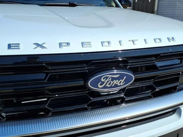 Used 2025  Ford Platinum image 25