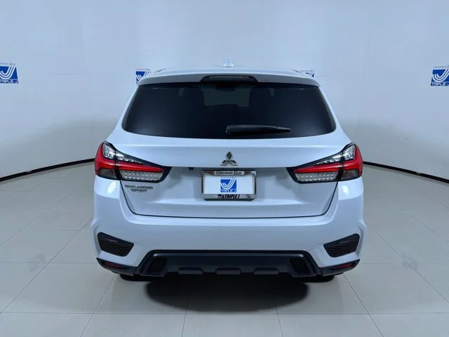 Used 2023 White Mitsubishi SE image 17