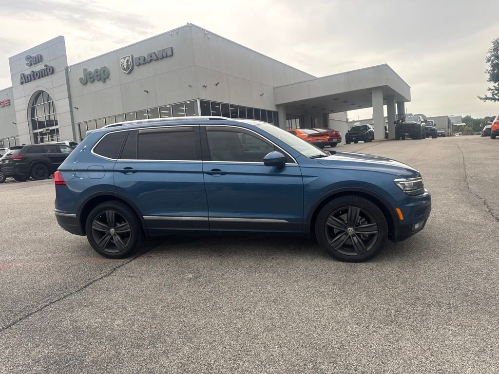 Used 2018 Blue Volkswagen 2.0T SEL Premium image 17