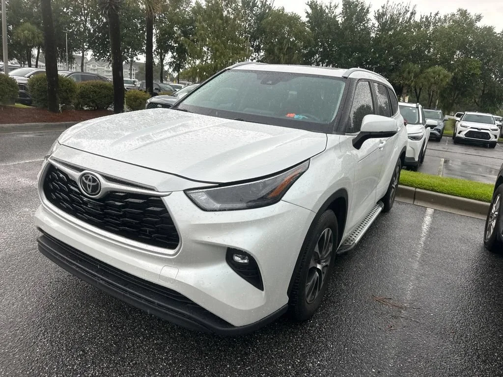 Used 2023 Beige Toyota XLE image 1