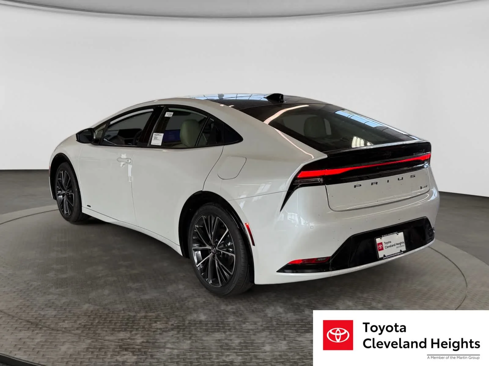 2027 Toyota Prius XLE - Photo 7