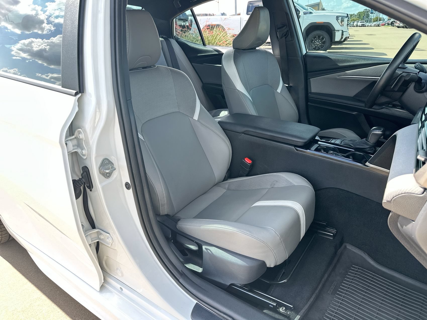 Used 2025 Ice Toyota SE image 23