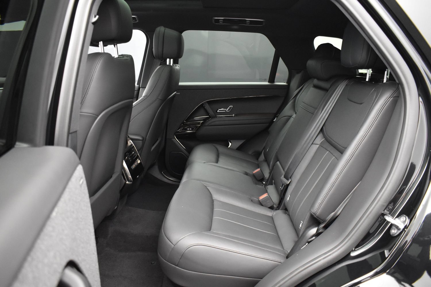 Used 2024 Black Land Rover SE image 10
