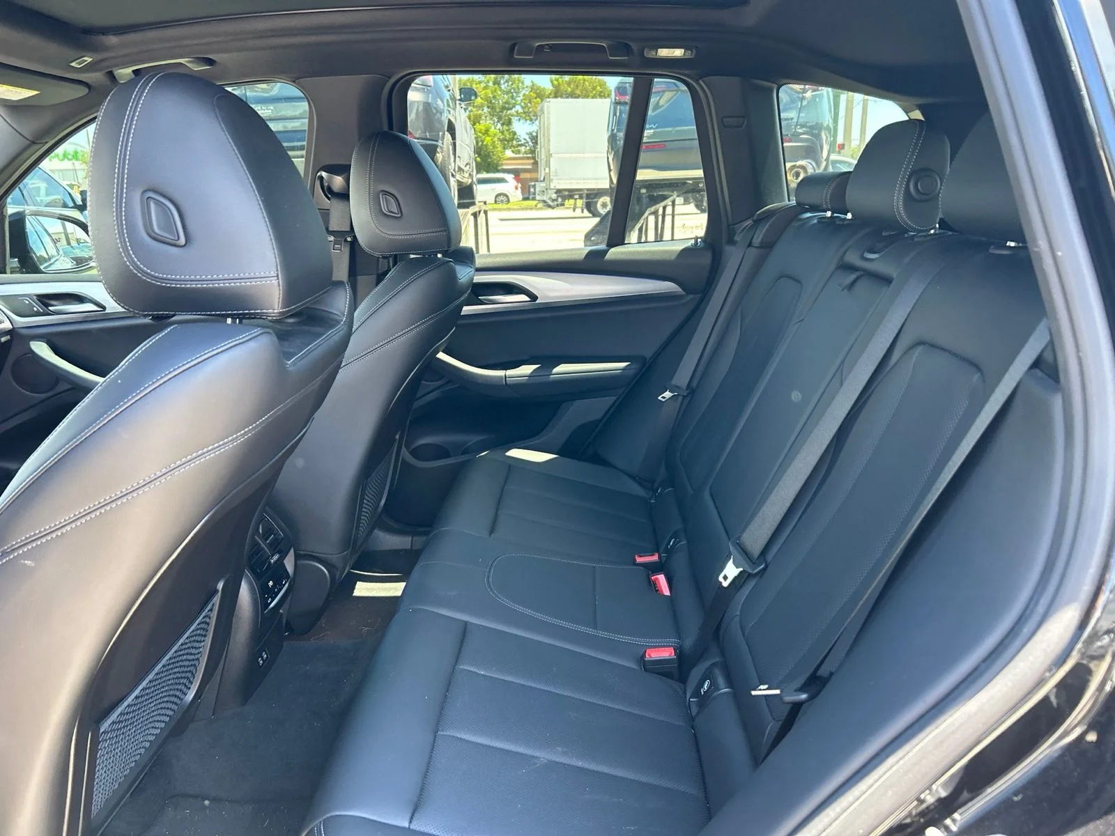 Used 2022 Black Sapphire Metallic BMW sDrive30i image 10