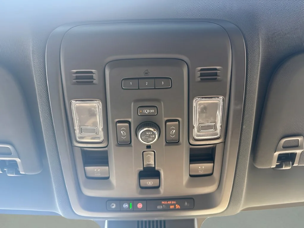 Used 2023 SUMMIT WHITE Chevrolet Premier image 28