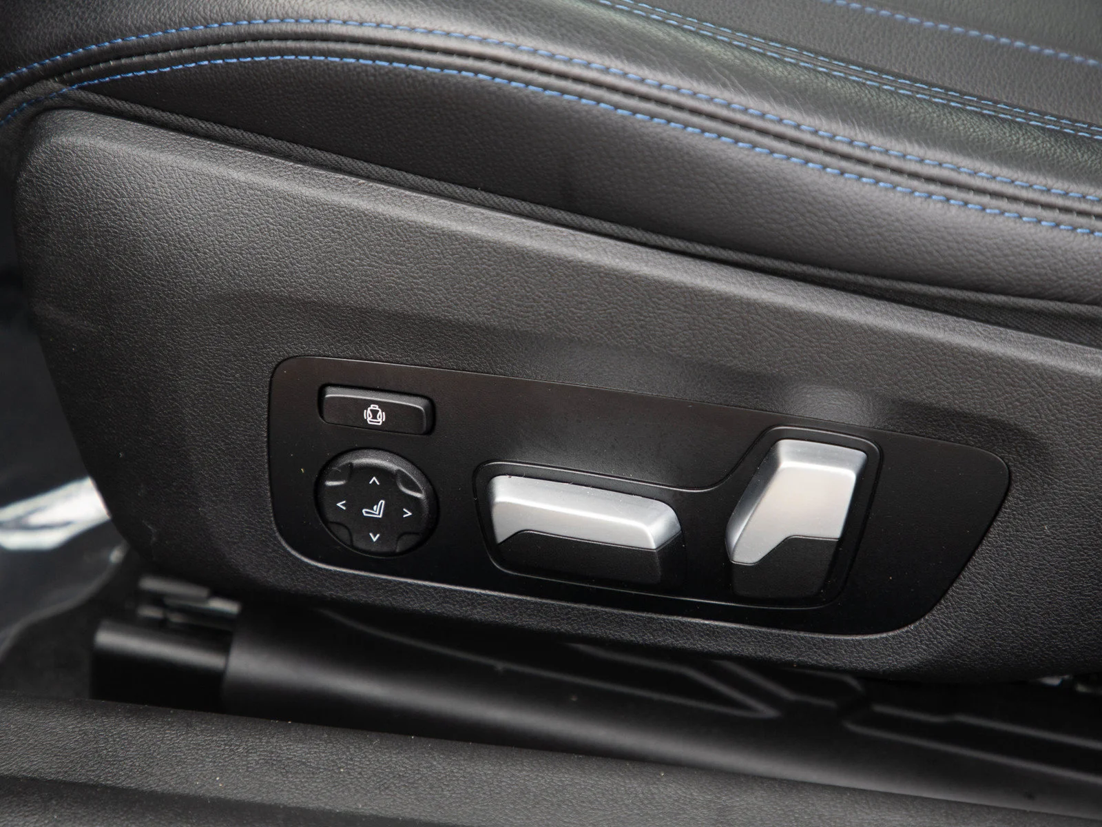Used 2022 Thundernight Metallic BMW M240i image 17