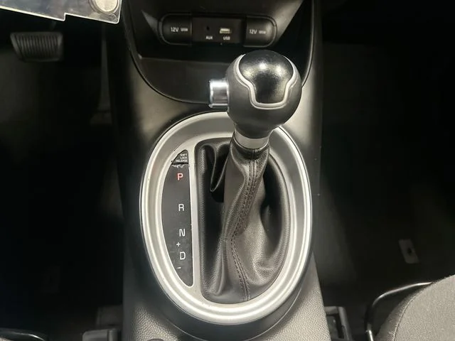 Used 2019 White Kia Base image 20