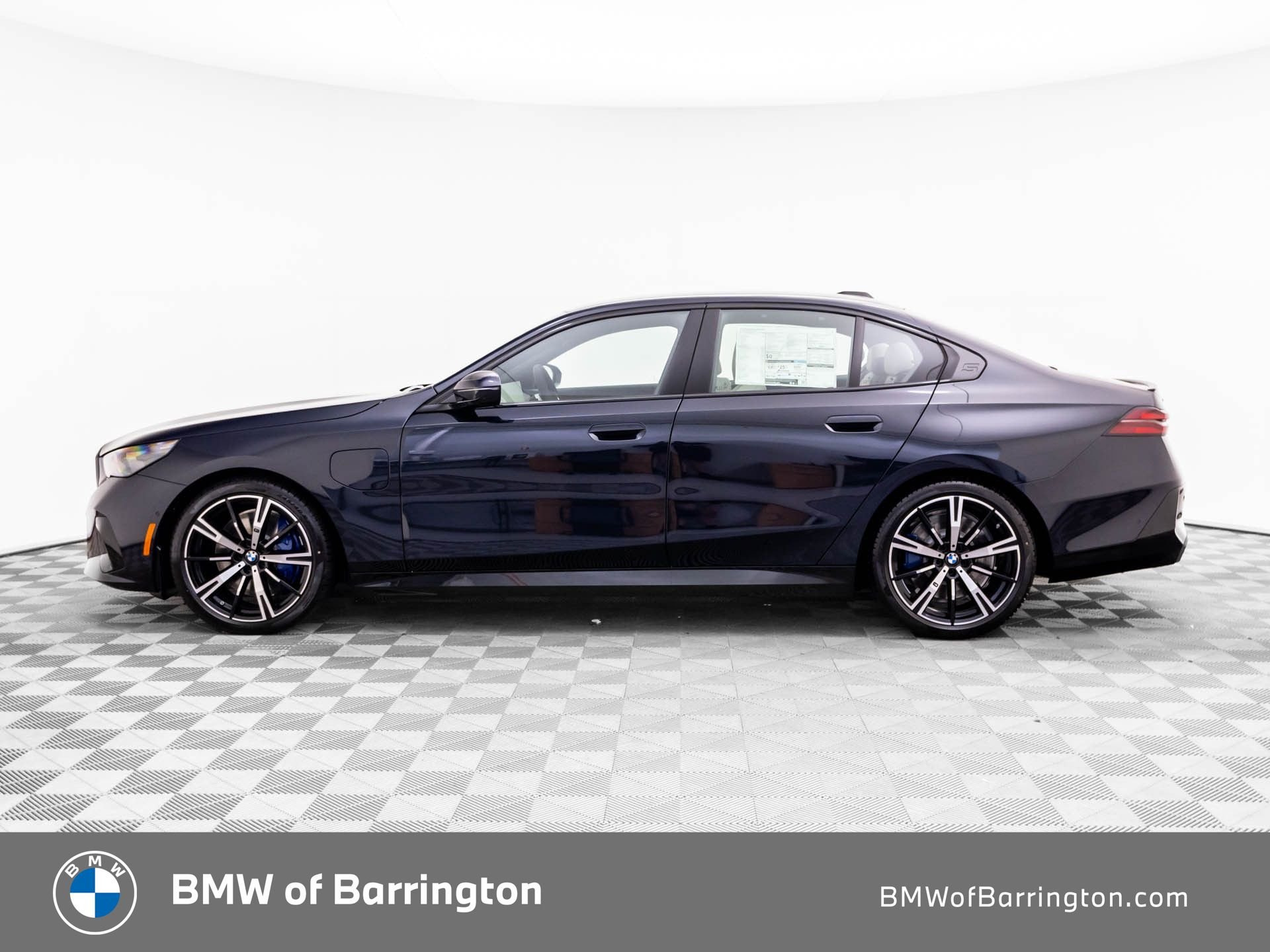 New 2027 Carbon Black Metallic BMW 550e xDrive image 2