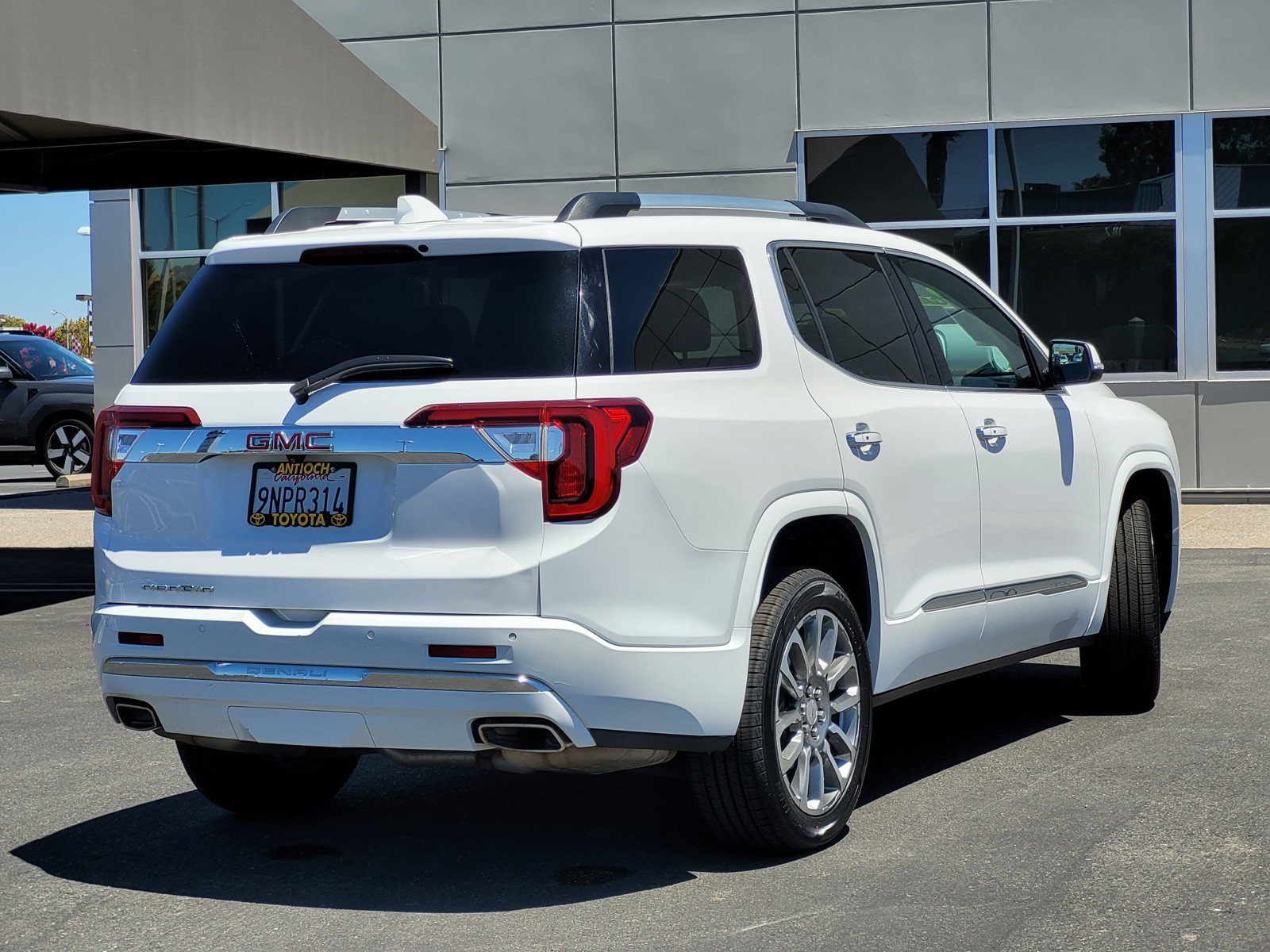 Used 2023 Summit White GMC Denali image 4