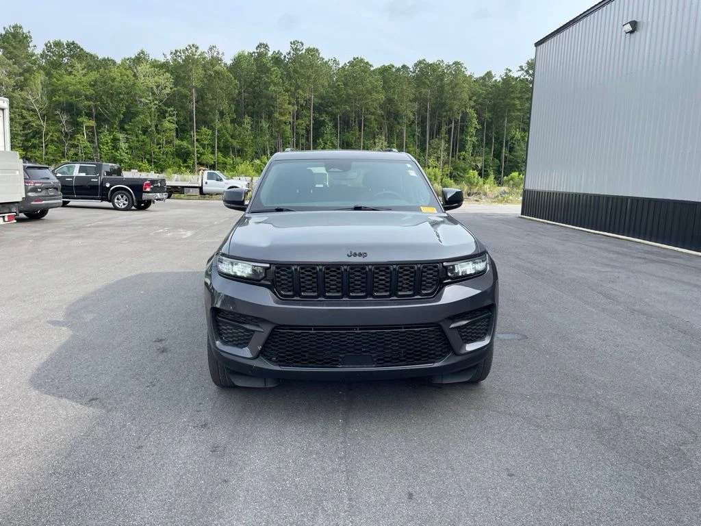 Used 2023 Gray Jeep Altitude X image 2