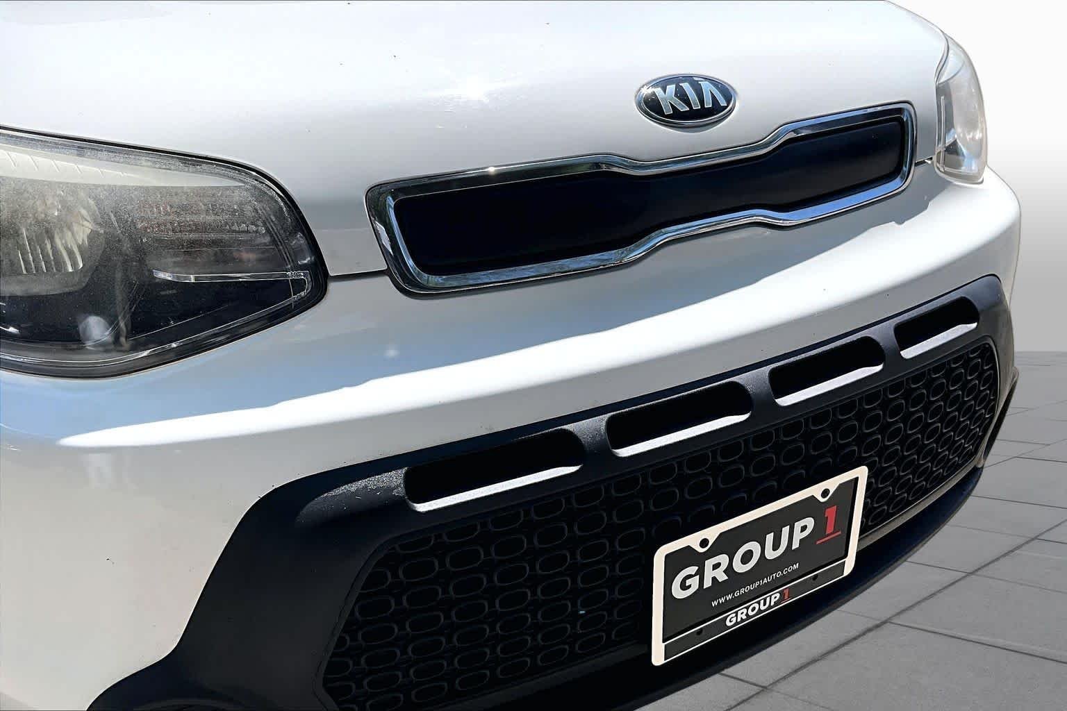 Used 2016 Clear White Kia Base image 28