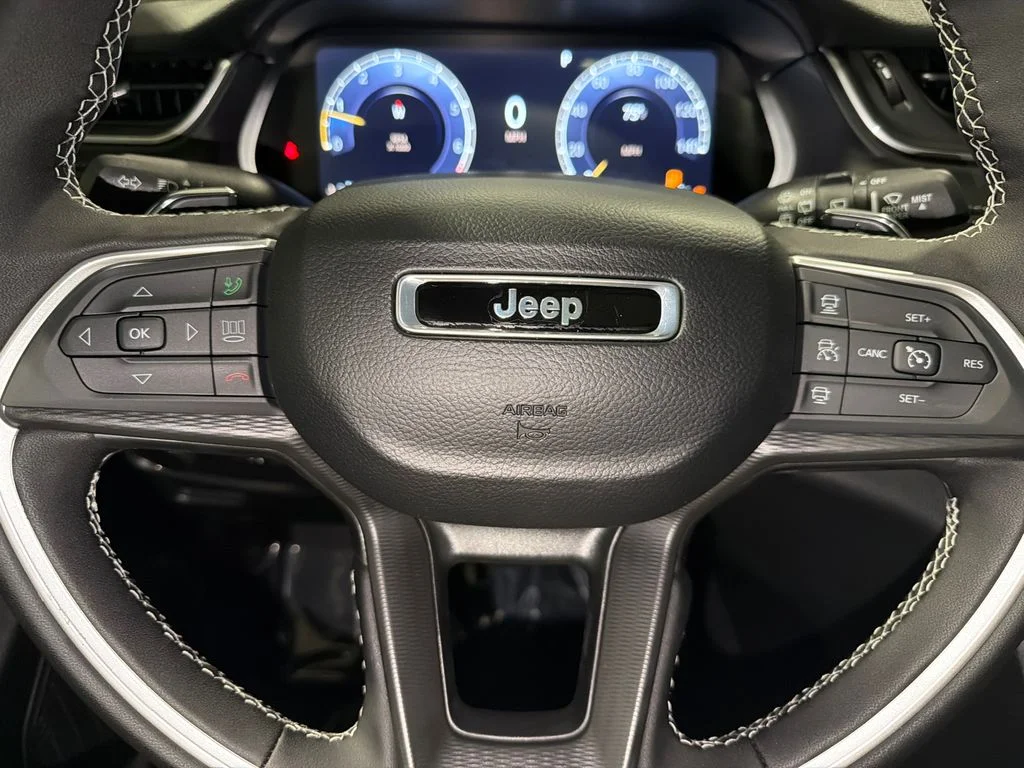 New 2026 Bright White Clear-Coat Exterior Paint Jeep Laredo X image 24