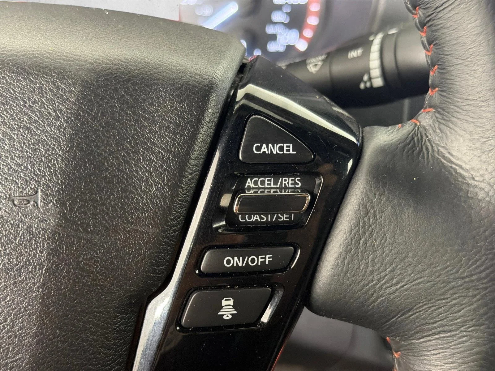 Used 2022 Whtie Nissan PRO-4X image 24