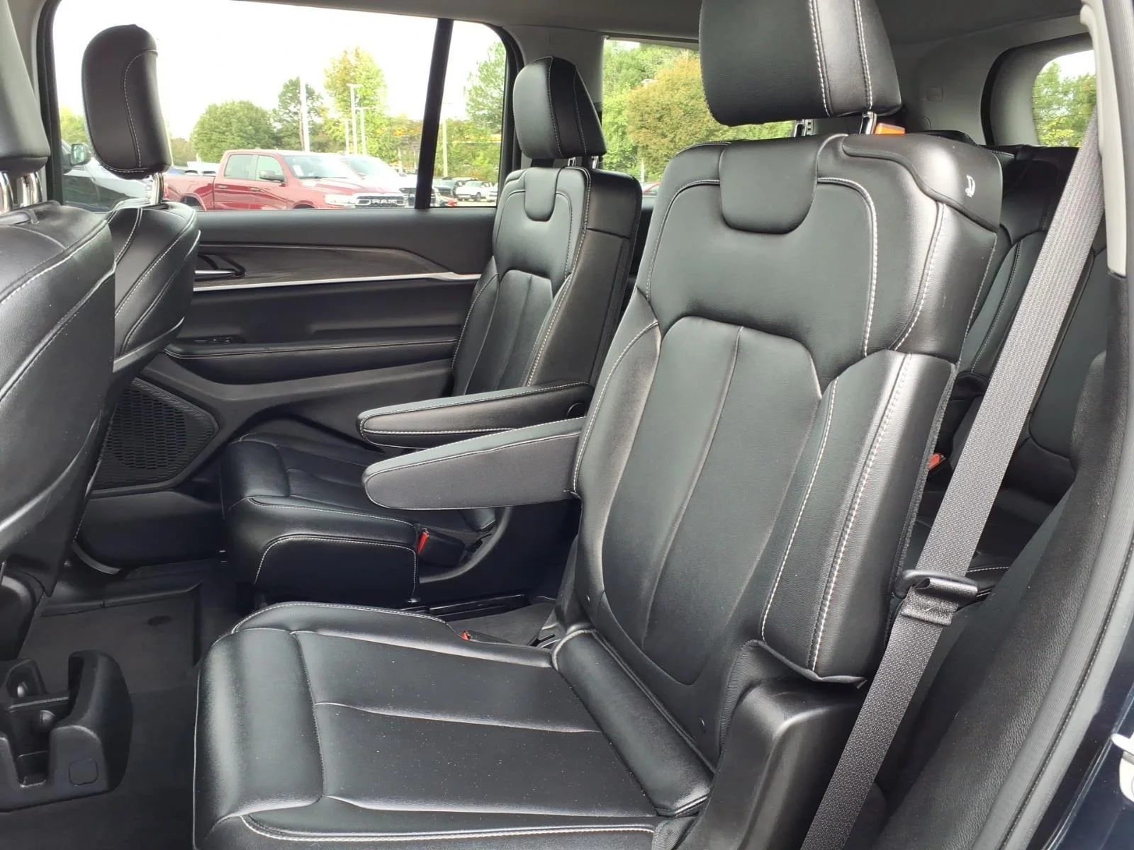 Used 2023 Midnight Sky Jeep Limited image 18