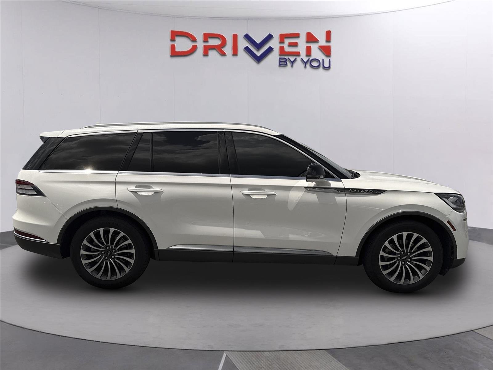 Used 2022 Pristine White Metallic Tri-Coat Lincoln Reserve image 3