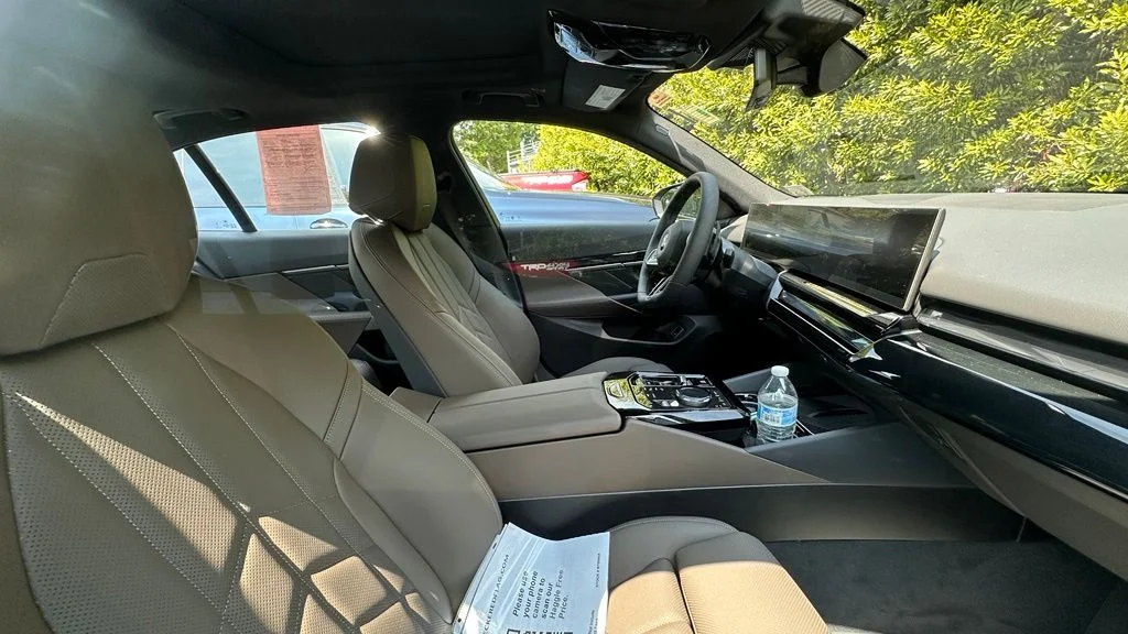 Used 2027 Carbon Black Metallic BMW 530i xDrive image 4