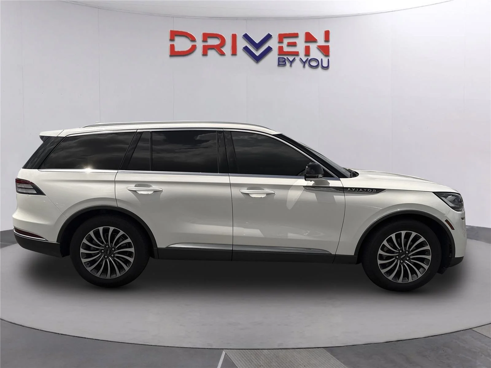 Used 2022 Pristine White Metallic Tri-Coat Lincoln Reserve image 3