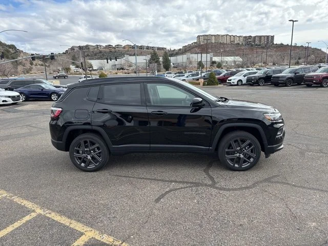 New 2026 Diamond Black Crystal Pearl-Coat Exterior Paint Jeep Latitude image 5
