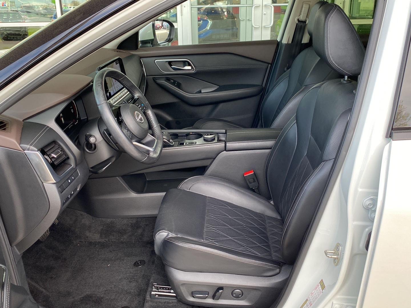 Certified Used 2023 Pearl White Tricoat Nissan Platinum image 18